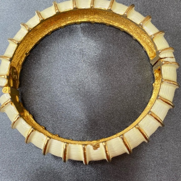 Kenneth Jay Lane Gold, town with cream enamel - Picture 3 of 6